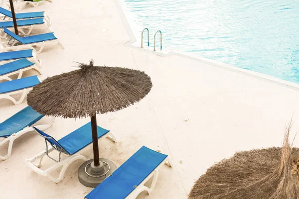 Piscine de l'hôtel avec chaises longues vides — Photo