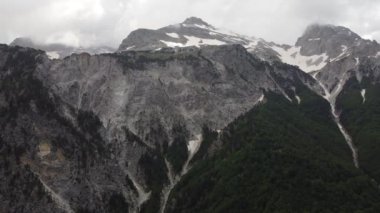 Kuzey Arnavutluk 'un güzel manzarasında dağlık dağlar, yeşil ağaçlar, çiçekler ve çayırlar