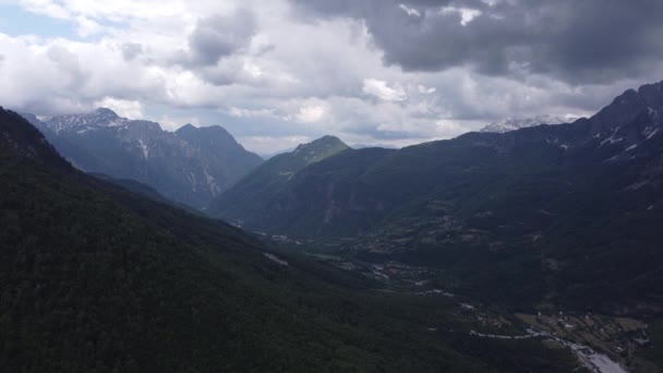 Vue imprenable sur les Alpes albanaises depuis le col de Valbona, journée d'été en Albanie dans les montagnes, vue du matin sur la belle chaîne de montagnes. Images 4k de haute qualité — Video