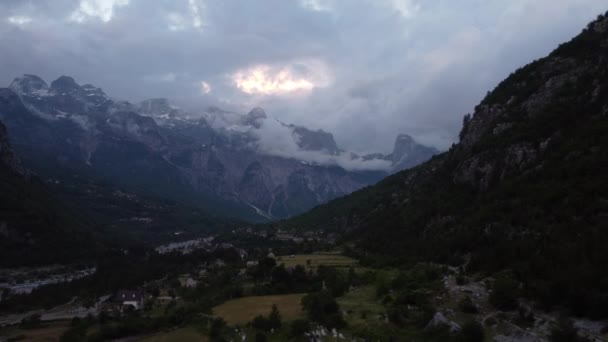 Pueblo alpino de Theth, Albania. Iglesia tradicional rodeada de casas de huéspedes y montañas — Vídeos de Stock