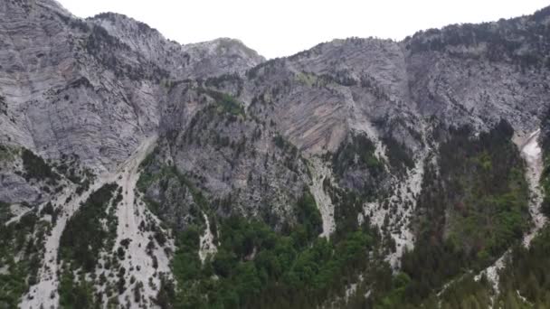 Vistas incríveis nos Alpes Albaneses do passo Valbona, dia de verão na Albânia nas montanhas, vista da manhã da bela cordilheira. Imagens 4k de alta qualidade — Vídeo de Stock