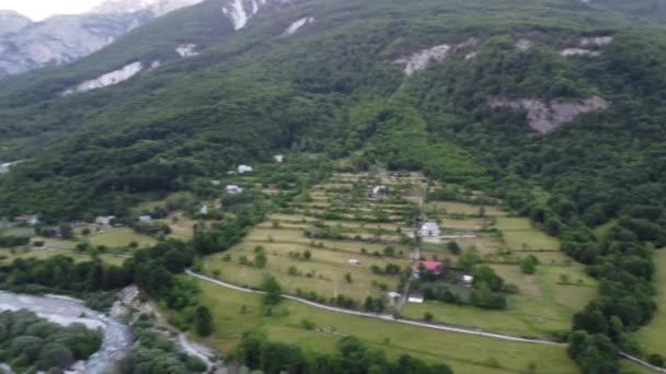 Pré herbeux vert sur la pente des montagnes alpines par une journée nuageuse et venteuse à Theth, Albanie — Video