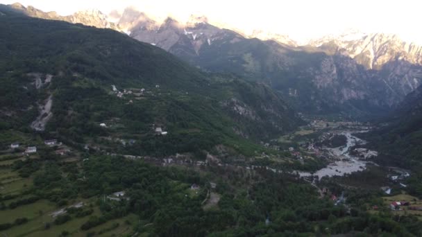 Belo vale de Theth, Thethi nos Alpes Albaneses da Albânia — Vídeo de Stock