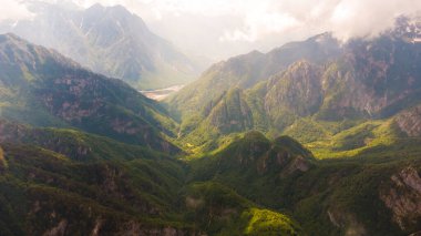 Arnavutluk 'un dağlı güzel manzarası