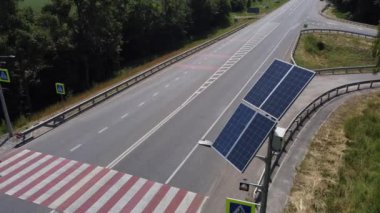 Yol kenarındaki güçlü güneş panellerinin havadan görüntüsü. Drone enerji tasarrufu videosu çekiyor