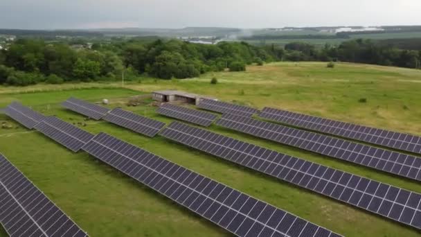Ovanifrån av ett solkraftverk, förnybar energi, solpaneler — Stockvideo
