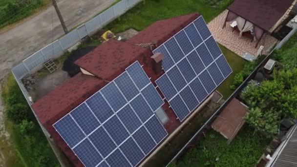 Animazione con pannelli solari energetici sul tetto della casa. — Video Stock
