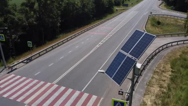 Flygfoto av kraftfulla solpaneler nära vägen. Drone skjuter video av energibesparing — Stockvideo