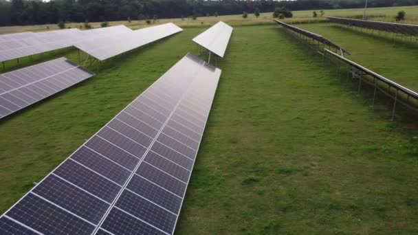 Ecologia painéis de centrais solares nos campos de energia verde, ambiente de natureza de inovação elétrica. — Vídeo de Stock