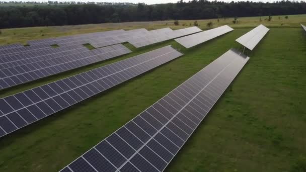 Vista superior de uma central de energia solar, energia renovável, painéis solares — Vídeo de Stock