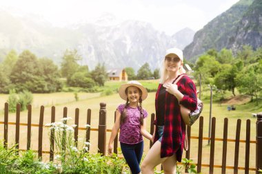 Theth, Arnavutluk ve güzel Arnavut doğasını keşfeden turistler