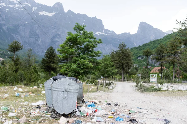 Odpadky na horách, Národní park Theti v Albánii. — Stock fotografie