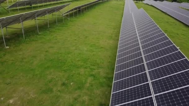 Vista superior de uma central de energia solar, energia renovável, painéis solares — Vídeo de Stock