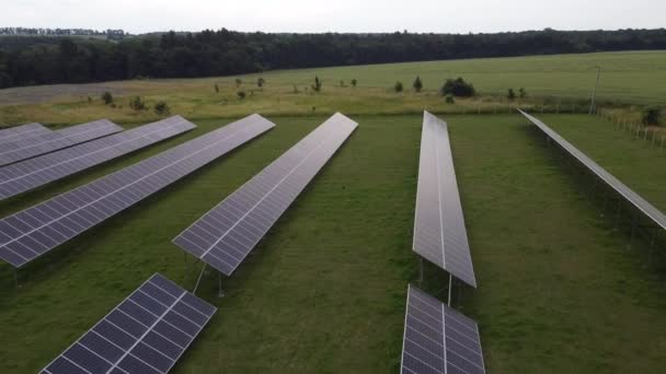 Ecología paneles de centrales solares en los campos energía verde, innovación eléctrica naturaleza medio ambiente. — Vídeos de Stock
