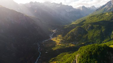 Dağlarda ve bulutlarda bahar sabahı