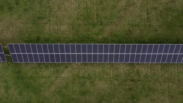 Ecologie panneaux de centrales solaires dans les domaines énergie verte, innovation électrique environnement nature. — Video