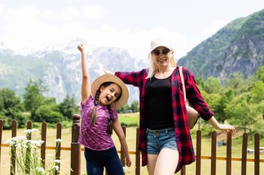 Theth, Arnavutluk ve güzel Arnavut doğasını keşfeden turistler