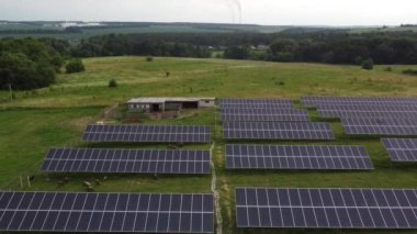 Alanlardaki ekoloji güneş enerjisi enerji panelleri yeşil enerji, elektriksel yenilik doğa ortamı.