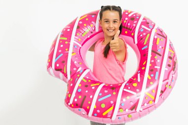 Sevimli küçük kız büyük pembe lastik yüzükle eğleniyor, yaz tatillerini geçiriyor.