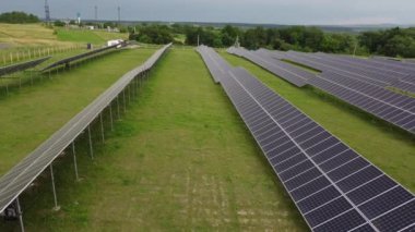 Alanlardaki ekoloji güneş enerjisi enerji panelleri yeşil enerji, elektriksel yenilik doğa ortamı.