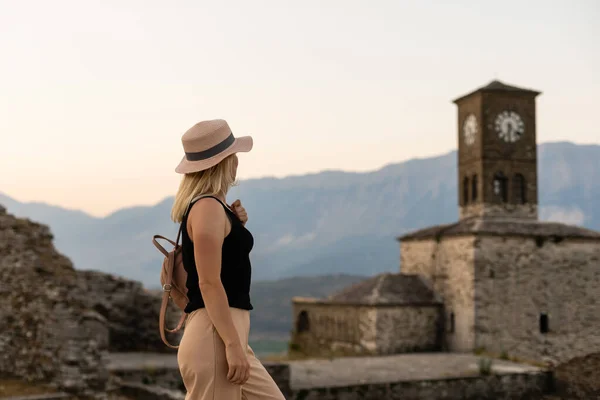 GJIROKASTER, ALBANIEN. Touristen in der Burg Gjirokaster — Stockfoto