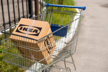 Kiev, Ukrayna - 27 Mayıs 2021: Tramvaydaki Ikea kutusu.