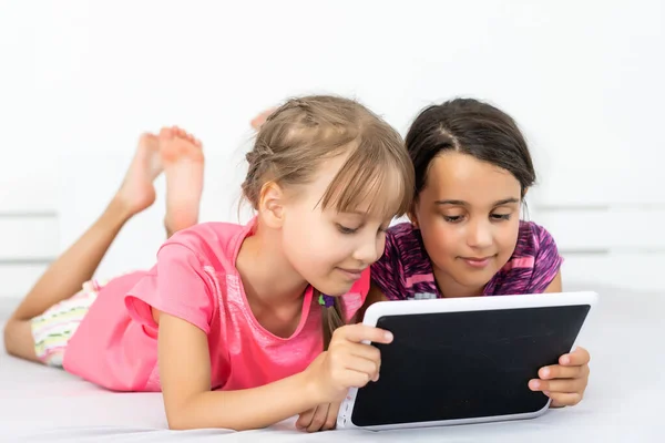 Kleine meisjes met behulp van tablet computer als kunstbord - samen schilderen — Stockfoto
