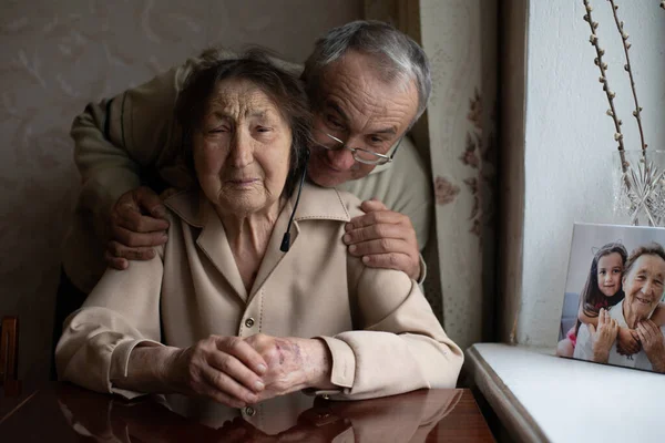 Starsza przygnębiona kobieta i jej wspierający syn — Zdjęcie stockowe