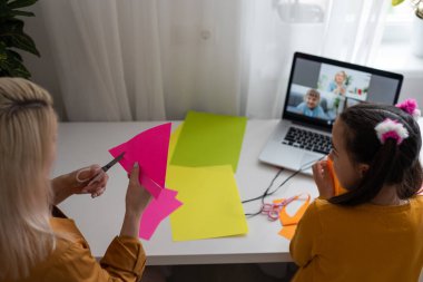 Çevrimiçi çocuk eğitimi. Anaokulunun anne ve kızı, evde Lapott 'u kullanarak sohbet kursu adı verilen yaratıcı resim dersini izliyorlar..