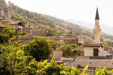 Arnavutluk 'un Cirokaster kentinde duvar, kule ve saatle Cirokastra kalesine panoramik manzara