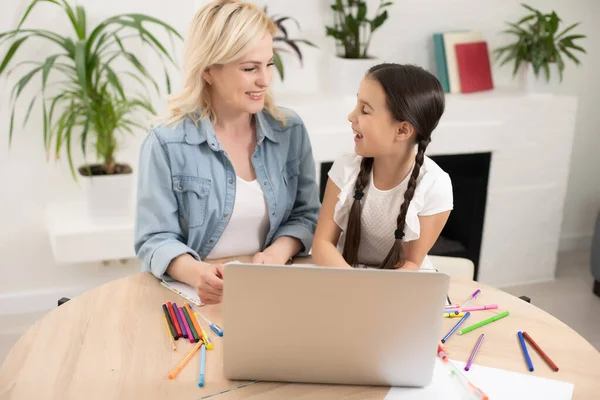 Anne ve küçük kızı internette ödev yapıyor. Uzaklık öğrenimi çevrimiçi eğitim. — Stok fotoğraf