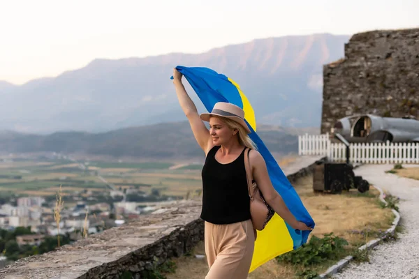 Szczęśliwa kobieta z flagą Ukrainy przebywa w górach — Zdjęcie stockowe