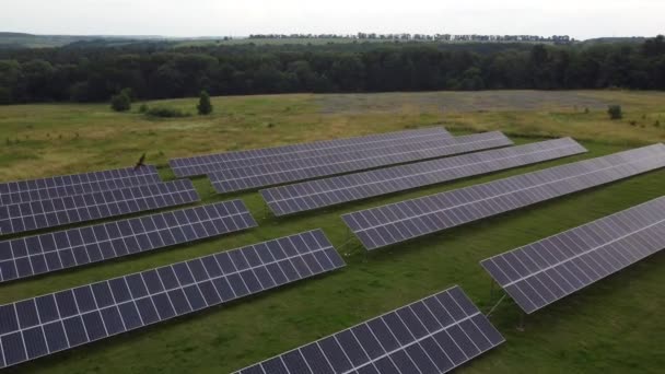 Ecología paneles de centrales solares en los campos energía verde, innovación eléctrica naturaleza medio ambiente. — Vídeos de Stock