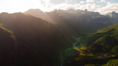 Dağlarda ve bulutlarda bahar sabahı