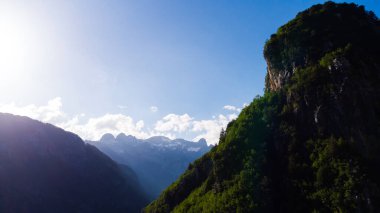 Dağlarda ve bulutlarda bahar sabahı
