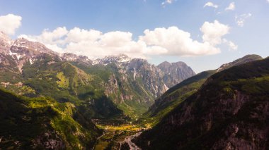 Arnavutluk Alp Dağlarının manzaralı paradisiac manzarası. Seyahat, keşif, tatil konsepti