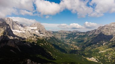 Arnavutluk 'un dağlı güzel manzarası
