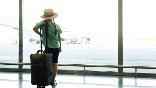 Hermosa niña con pasaporte y tarjeta de embarque en el aeropuerto — Foto de Stock
