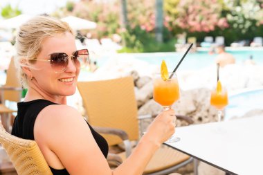 Bir kadının ellerinde kokteyl. Seçici odaklanma. Doğa.