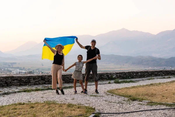 Familie mit ukrainischer Flagge in den Bergen — Stockfoto