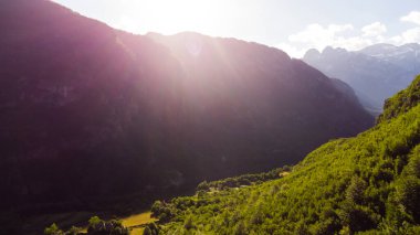 Arnavutluk Alpleri 'ndeki Ulusal Park' taki Dağ manzarası.