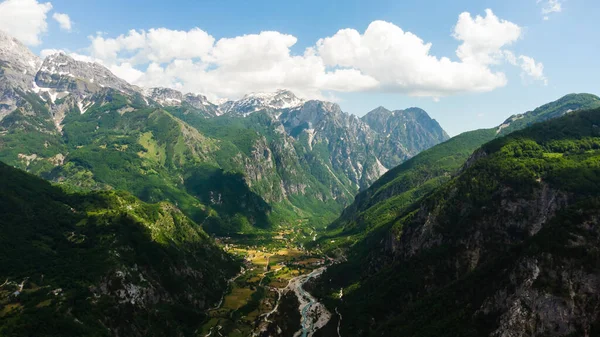 雲の中の山のピーク風景 — ストック写真