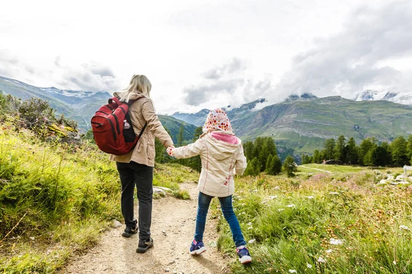 Mãe e a crianças que vão para um passeio no ambiente montês — Fotografia de Stock