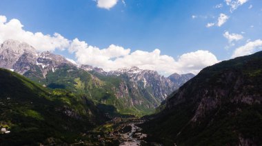 Dağlarda ve bulutlarda bahar sabahı