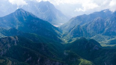 Dağ zirvesi bulutlardaki yeşil doğa manzarası
