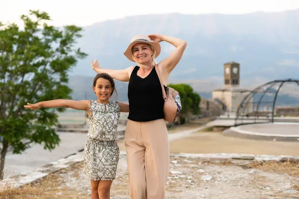 Gjirószterben, Albániában. turisták a Gjirokaster kastély — Stock Fotó