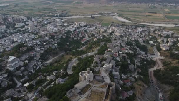 Vista aérea de las calles del casco antiguo de Gjirokaster, declarado por la UNESCO, en el sur de Albania — Vídeo de stock