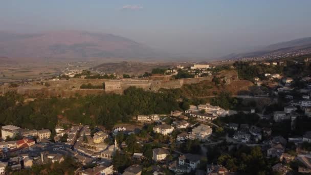 Vue sur la vieille ville de Gjirokaster, patrimoine de l'UNESCO, Albanie — Video