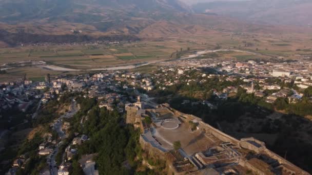 Légi kilátás utcák az UNESCO felsorolt óvárosában Gjirokaster Dél-Albániában — Stock videók
