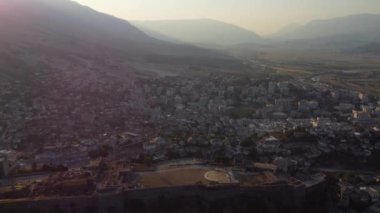 Arnavutluk 'un Cirokaster kentinde duvar, kule ve saatle Cirokastra kalesine panoramik manzara